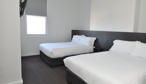 Habitación básica con 2 camas individuales