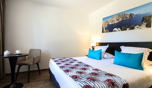 Habitación superior, vistas parciales al mar