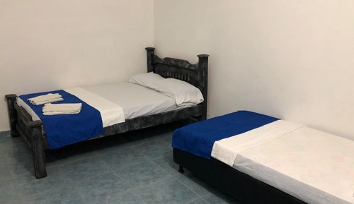 Habitación triple básica, baño privado, vistas al jardín