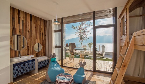 Family Room, Lake View