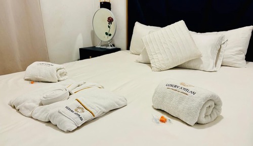 Luxury Studio Suite, 2 Bedrooms, Partial Lake View