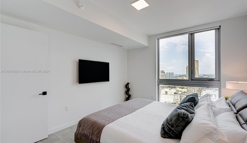 Apartamento clásico, balcón, vistas a la ciudad