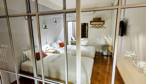 Habitación básica con 2 camas individuales, vistas a la ciudad