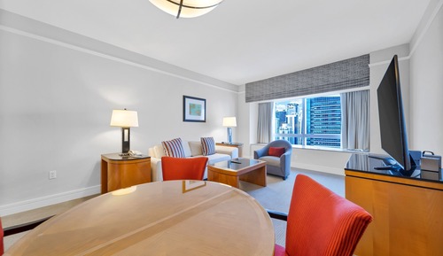 Suite superior, vistas parciales al mar