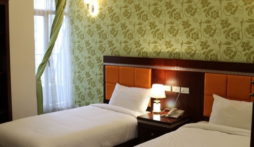 Habitación básica con 2 camas individuales, vistas a la ciudad