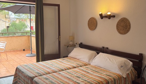 Habitación con 2 camas individuales, balcón