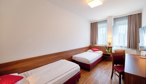 Habitación básica con 2 camas individuales, vistas al complejo turístico
