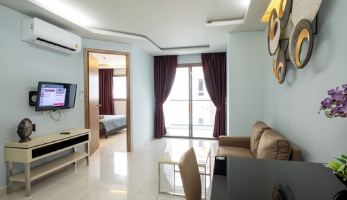 Apartamento clásico, balcón, vistas a la ciudad