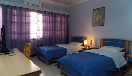 Habitación con 1 cama doble o 2 individuales, balcón, vistas a la ciudad