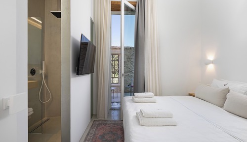 Standard Double Room, 1 Queen Bed, Balcony, Courtyard View Hub 01