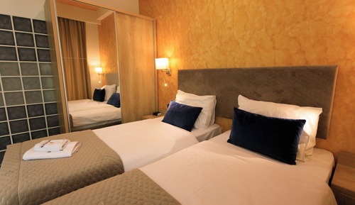 Habitación Confort con 2 camas individuales, balcón, vistas al patio