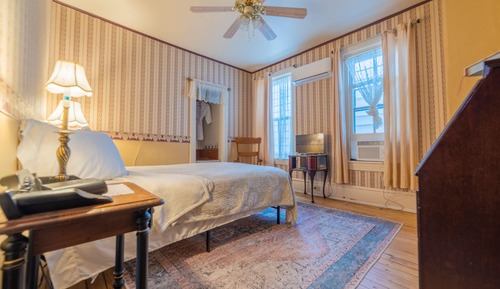 Habitación triple, baño privado (Miners Suite)