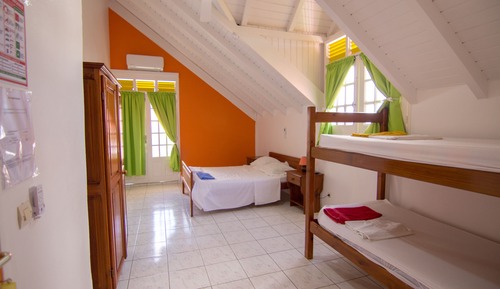 Estudio, varias camas, cocina básica