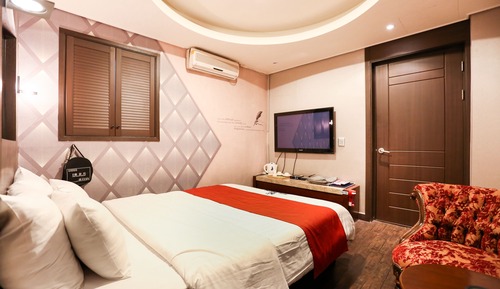 Deluxe Room (Check-in: Friday 10 PM/Saturday 11 PM)