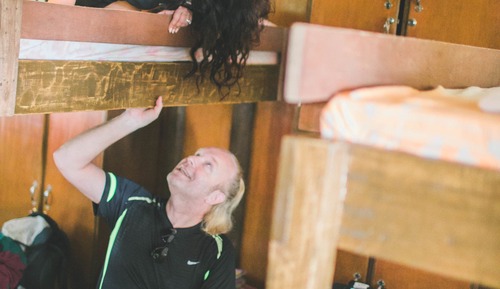 Dormitorio compartido tradicional, dormitorio mixto, balcón