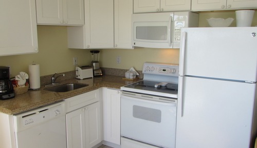 Estudio, 2 camas de matrimonio, vistas parciales al mar