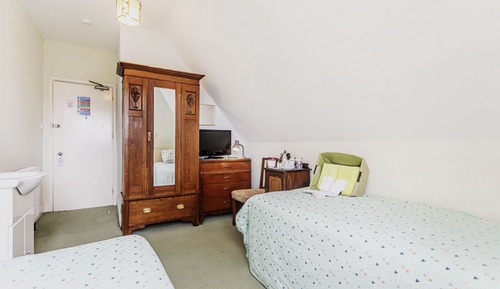 Habitación estándar con 2 camas individuales, baño compartido, vistas al jardín