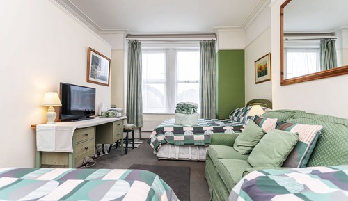 Habitación cuádruple estándar, baño compartido, vistas al jardín