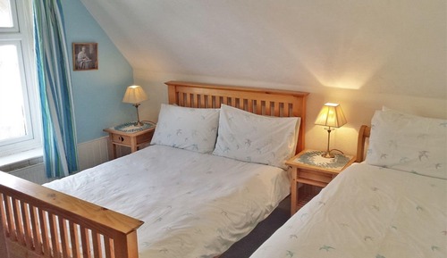 Habitación triple básica, baño compartido