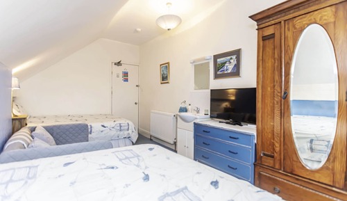 Habitación triple económica, baño compartido, vistas al jardín