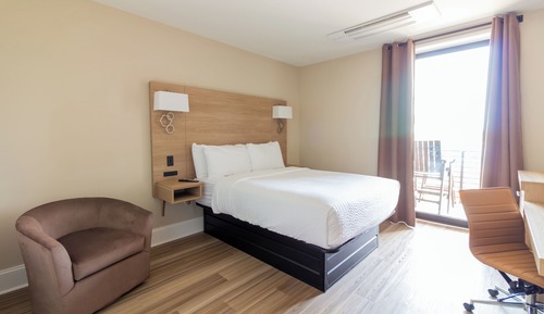 Estudio, 2 camas de matrimonio, balcón