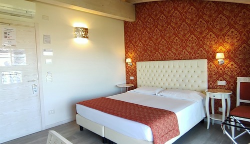 Habitación estándar con 1 cama doble o 2 individuales, 1 habitación, balcón