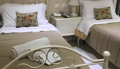 Habitación básica con 2 camas individuales, balcón