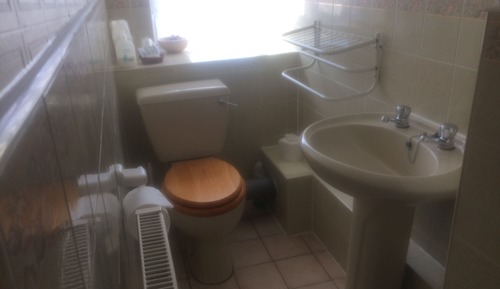 Habitación con 2 camas individuales, baño privado