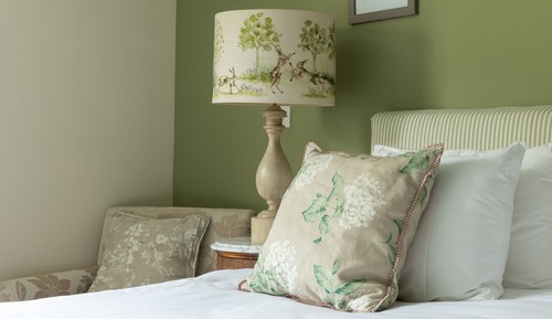 Habitación clásica con 1 cama doble o 2 individuales, baño privado, vistas al jardín