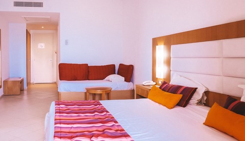 Habitación familiar, vistas al jardín