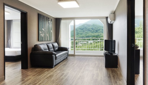 [Chicken PKG] Royal Suite +Breakfast for 2,To Go Box(Fried Chicken),2 Coffee