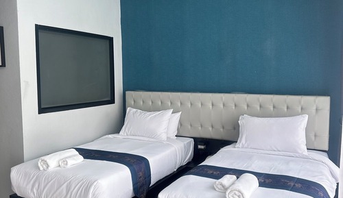 Habitación estándar, varias camas, balcón, vistas a la ciudad