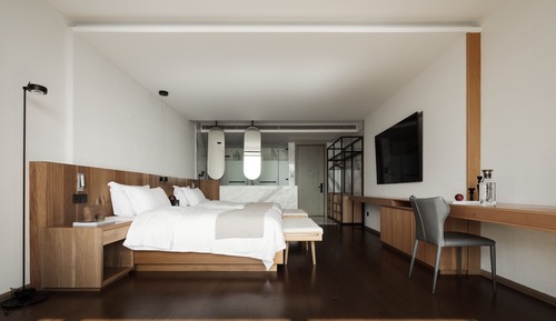 Habitación superior con 2 camas individuales, vistas a la bahía