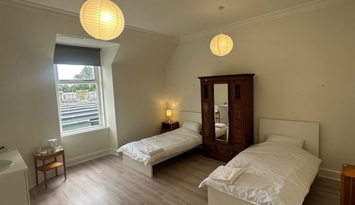 Habitación estándar con 2 camas individuales, baño compartido