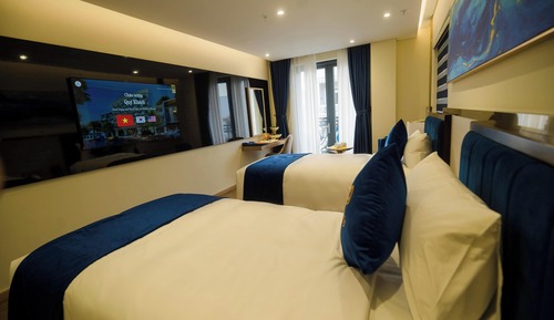 Senior Twin Room, Balcony, City View