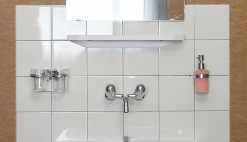 Habitación con 2 camas individuales, baño compartido