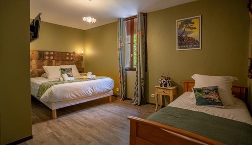 Habitación triple, vistas al río