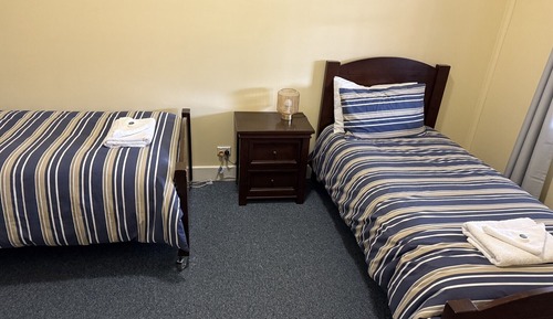 Habitación básica con 1 cama doble o 2 individuales