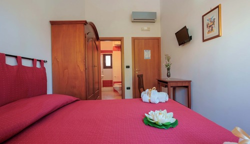 Habitación con 1 cama doble o 2 individuales, balcón, vistas a la ciudad