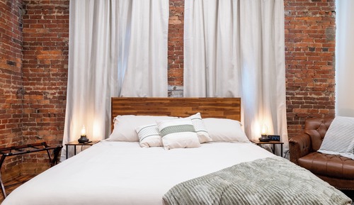 Habitación Confort, barras de apoyo en la ducha, vistas a la ciudad