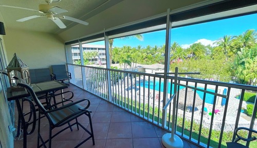 Apartamento familiar, 2 habitaciones, lanai, vistas parciales al mar