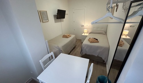 Habitación con 2 camas individuales, baño compartido