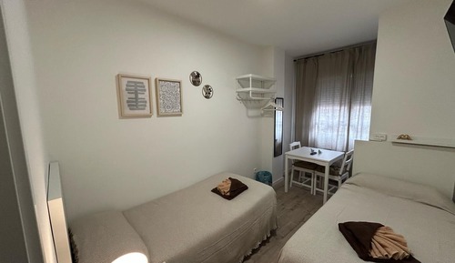 Habitación con 2 camas individuales, baño compartido