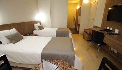 Habitación superior con 2 camas individuales, vistas a la ciudad