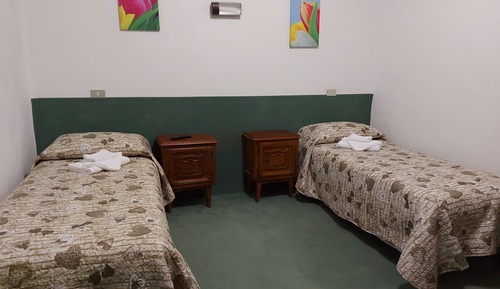 Habitación básica con 2 camas individuales