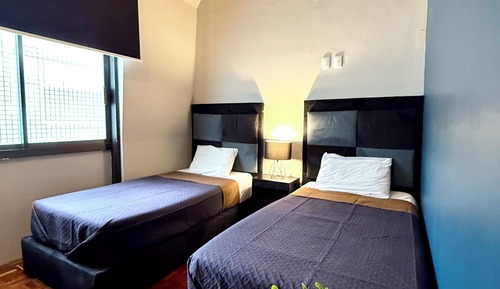 Habitación con 2 camas individuales, baño compartido