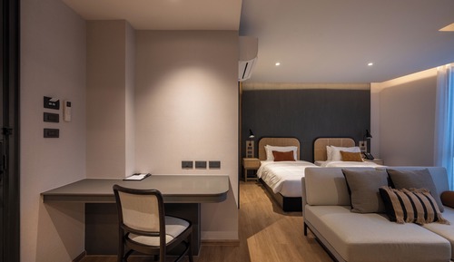 Habitación Signature con 2 camas individuales, balcón, vistas al patio