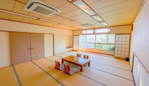 Casa de estilo japonés, bañera, vistas al mar