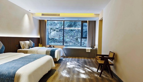 Habitación familiar con 2 camas individuales, vistas a la colina