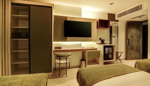Habitación básica con 2 camas individuales, vistas a la montaña